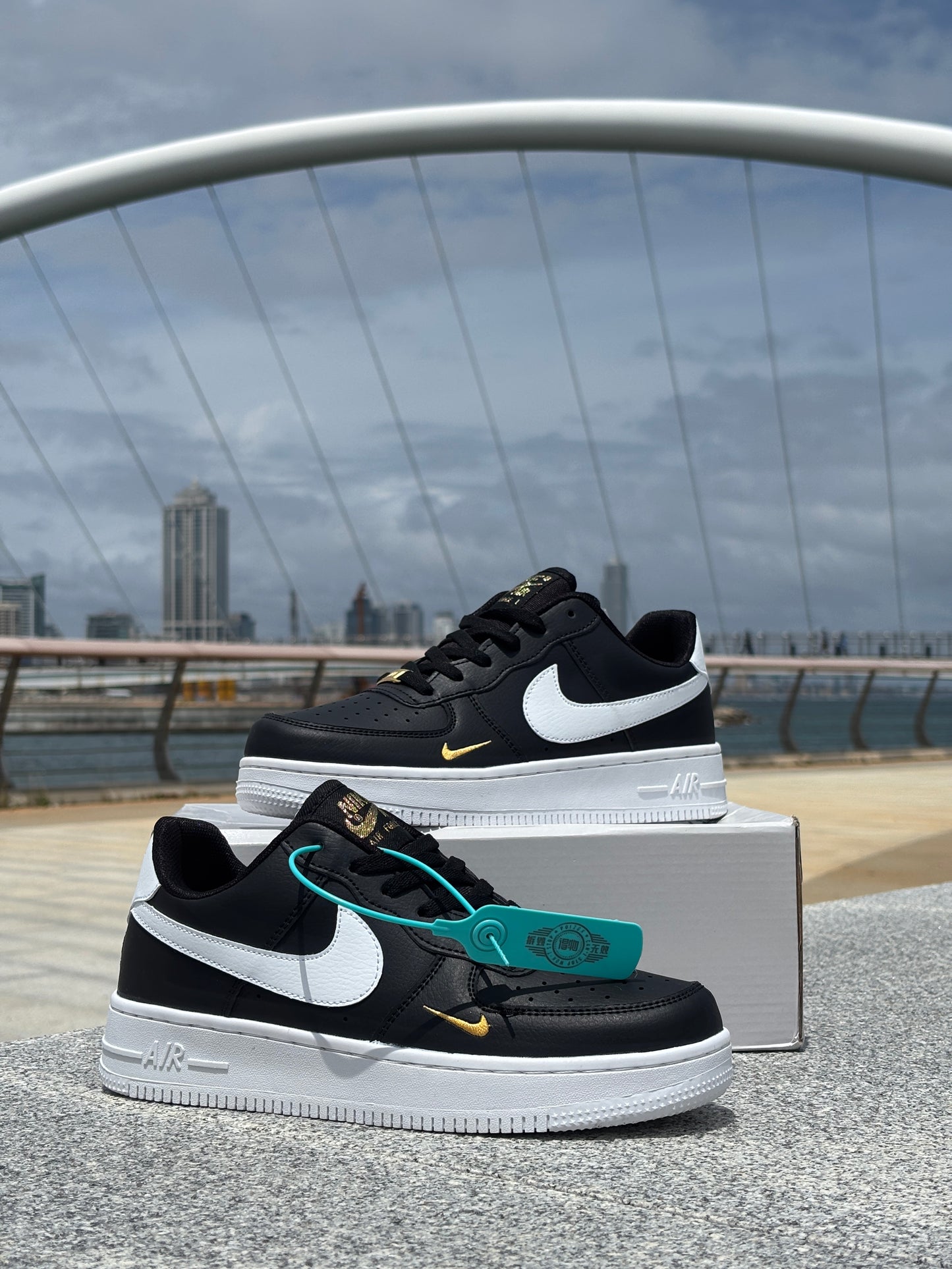 NIKE AIRFORCE 1- BLACK