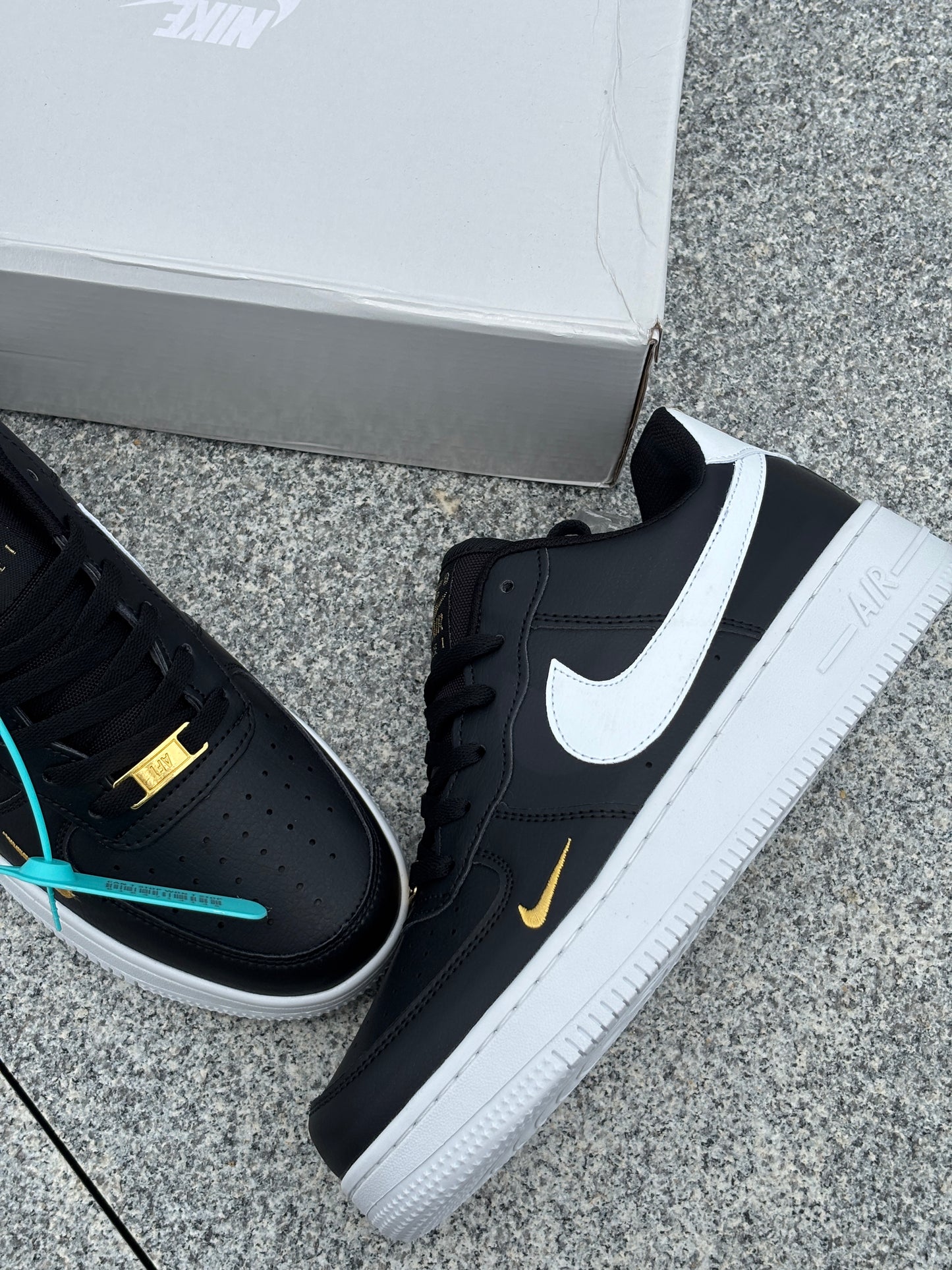 NIKE AIRFORCE 1- BLACK