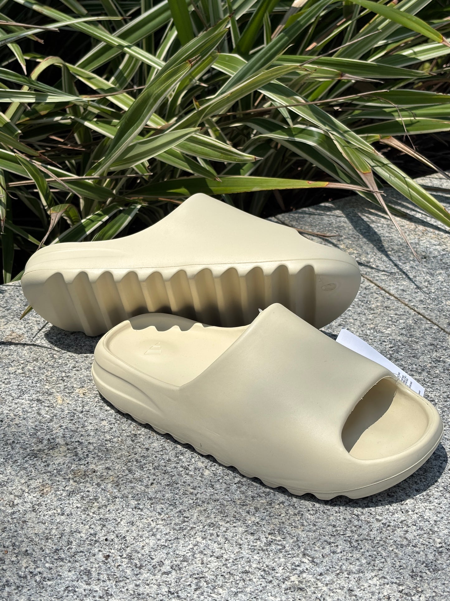 YEEZY SLIDES
