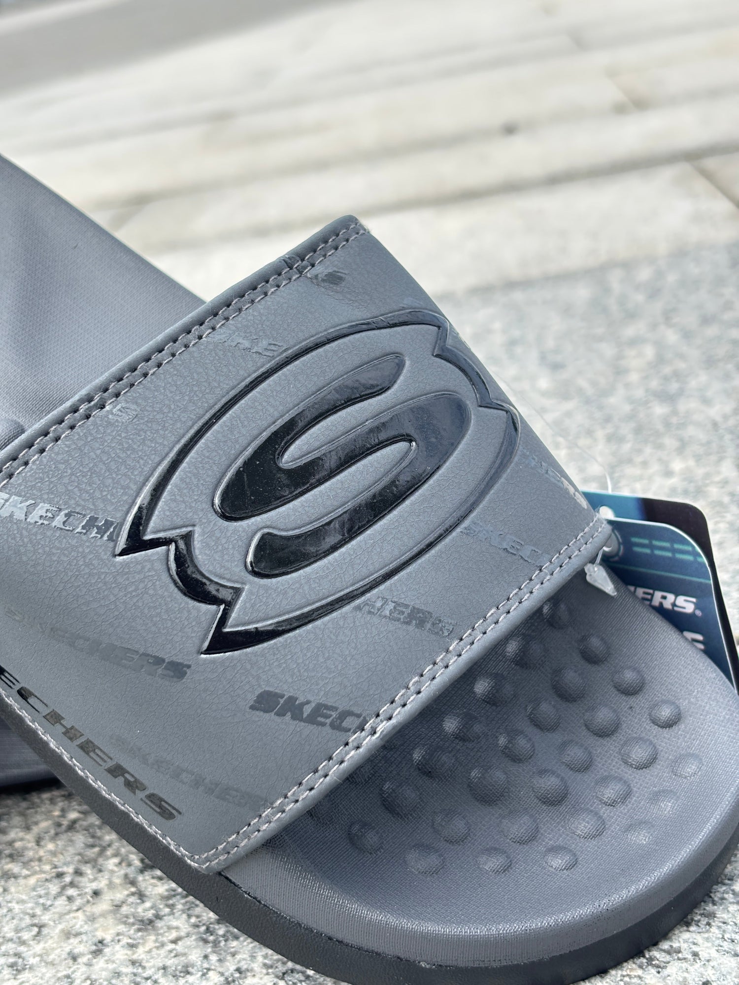 SKECHERS SLIDES