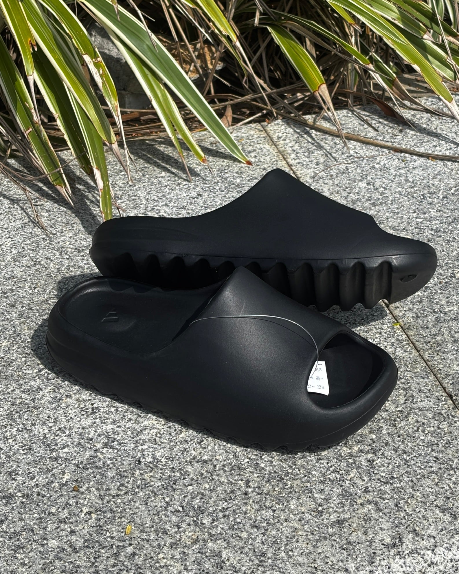 YEEZY SLIDE-ONYX – The Shoe Station