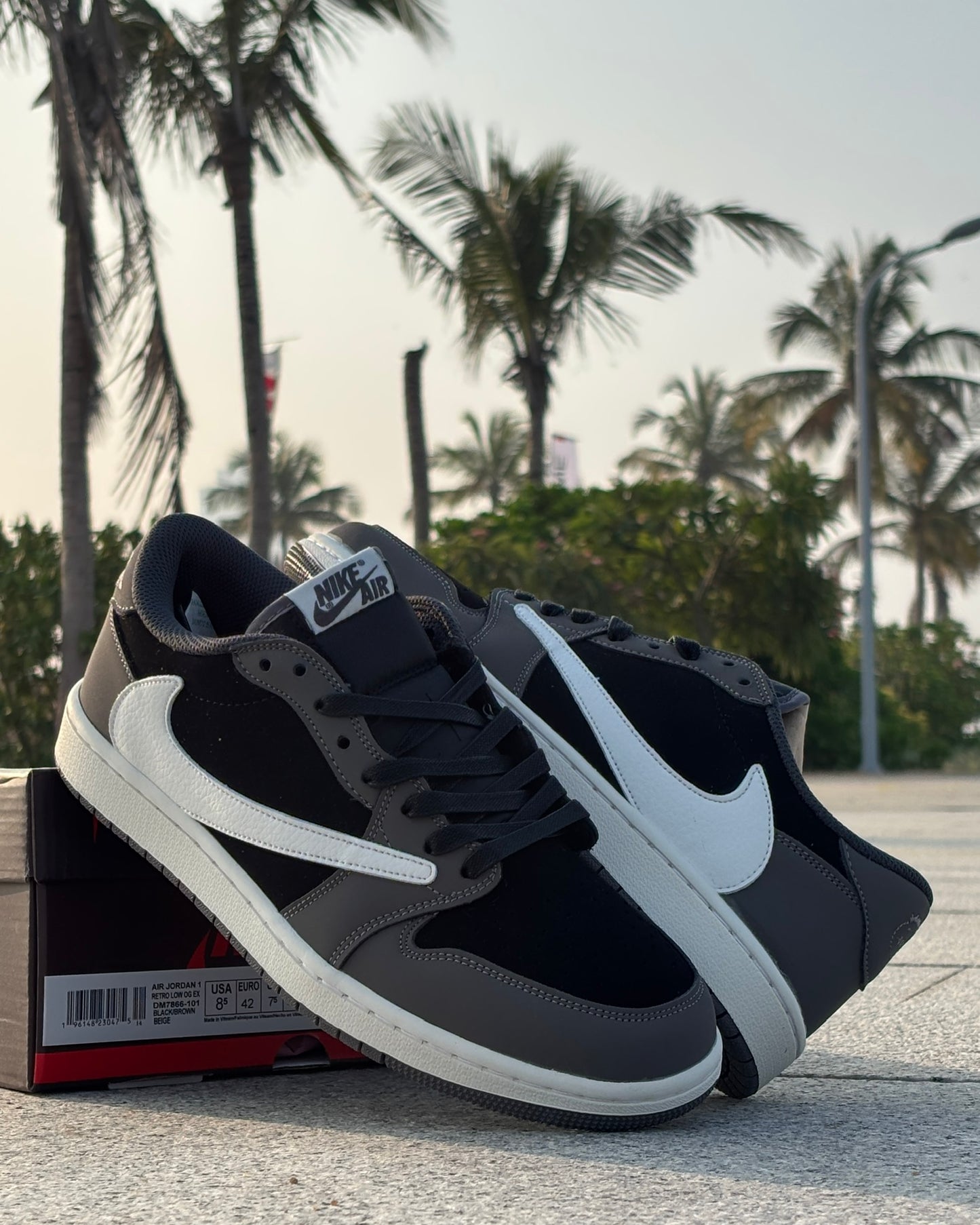 AIR JORDAN 1 LOW x TRAVIS SCOTT- BLACK GREY