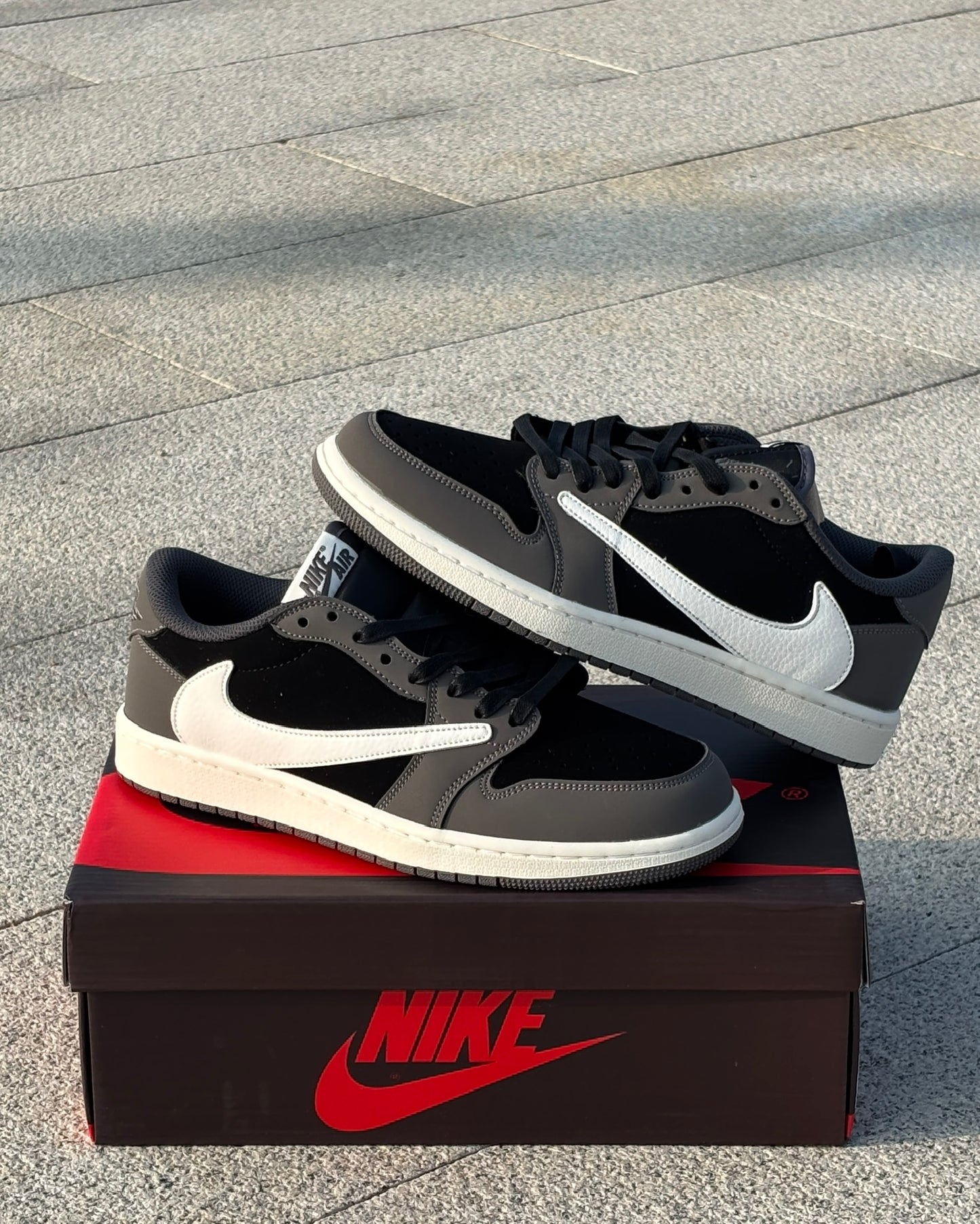AIR JORDAN 1 LOW x TRAVIS SCOTT- BLACK GREY