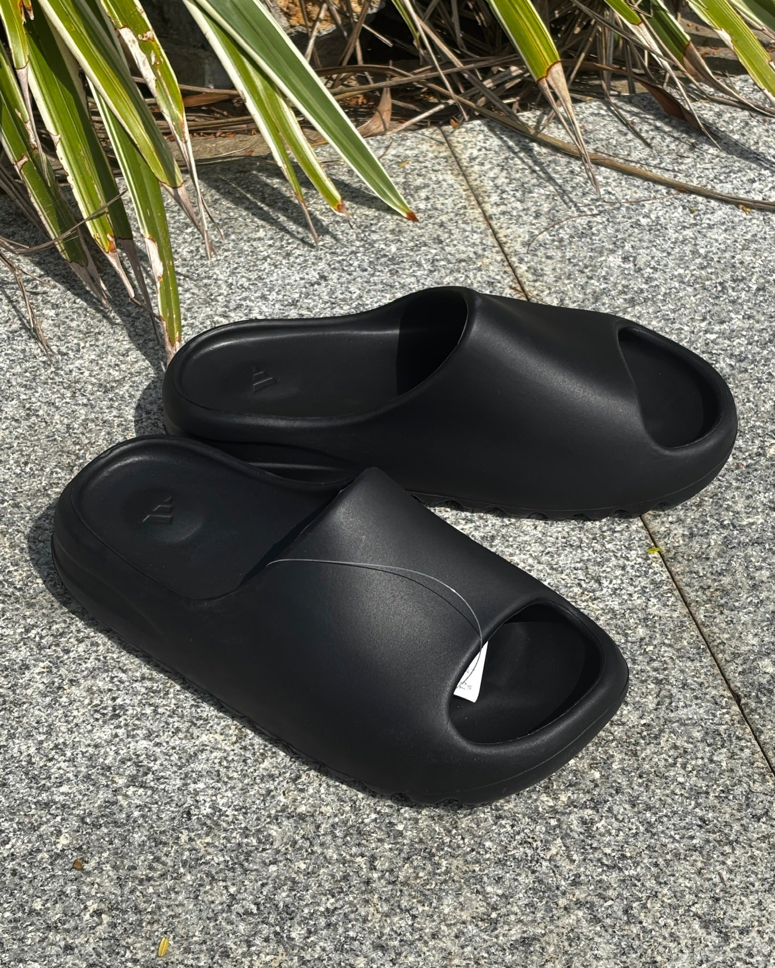 YEEZY SLIDE-ONYX – The Shoe Station