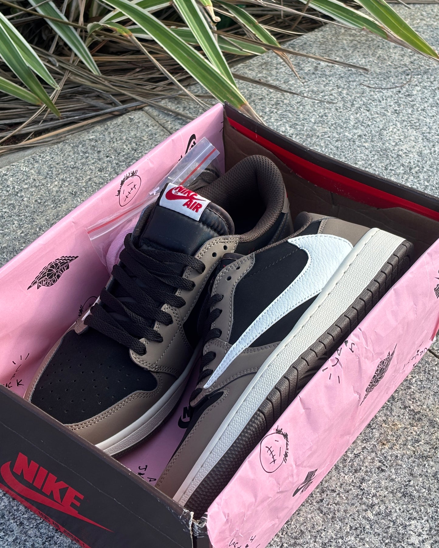 AIR JORDAN 1 x TRAVIS SCOTT LOW