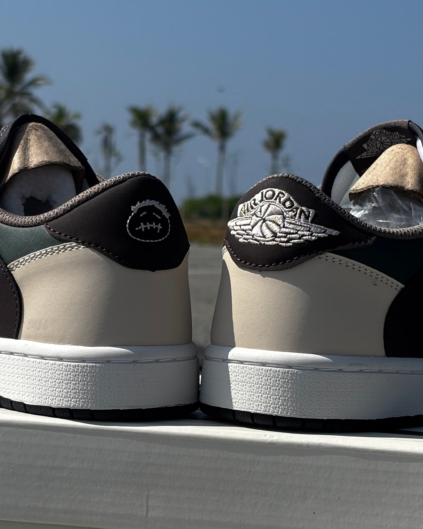 AIR JORDAN 1 x TRAVIS SCOTT LOW